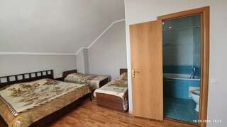 Гостиница В гостях у Анны Адлер Cемейный номер с собственной ванной комнатой-4